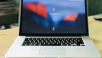 Macbook Pro Core i7 Ram 16GB SSD 256GB 15.4 inch VGA Rời Aris Pro chuyên game đồ họa nguyên zin