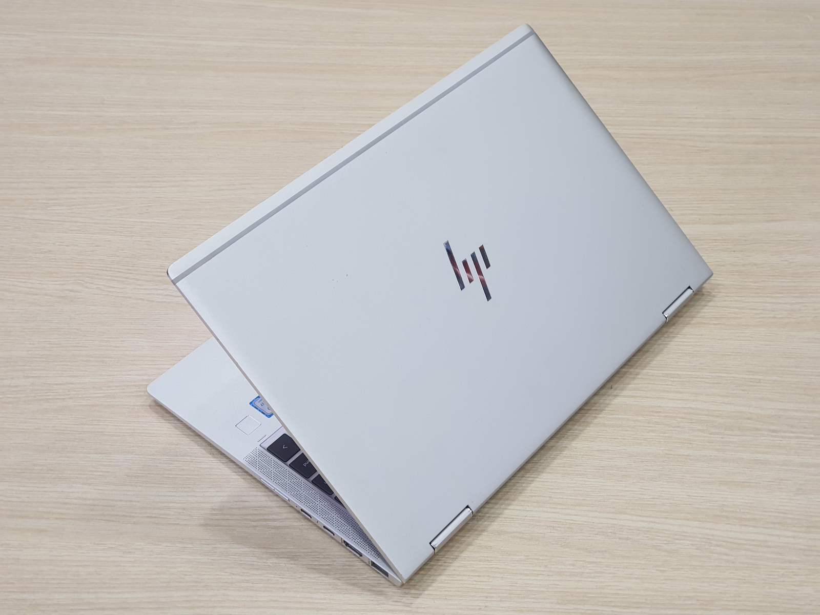 Laptop cũ xách tay HP elitebook X360 1040 G8