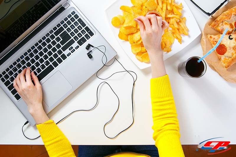 Tránh ăn uống khi sử dụng bàn phím laptop Tránh ăn uống khi sử dụng là cách bảo vệ bàn phím laptop