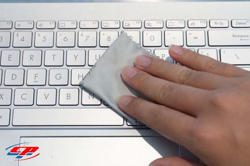 Sử dụng khăn ẩm để vệ sinh bàn phím laptop Cách bảo vệ bàn phím laptop là sử dụng khăn mềm ẩm khi vệ sinh