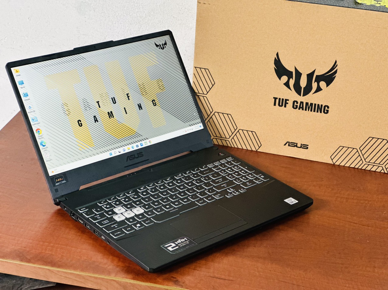 Thiết kế gaming hầm hố, bàn phím chuyên dụng