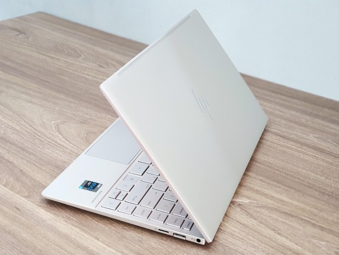 HP Envy 13 - Laptop hoàn hảo cho công việc và giải trí, với màn hình sắc nét, âm thanh sống động và bảo mật cao cấp.